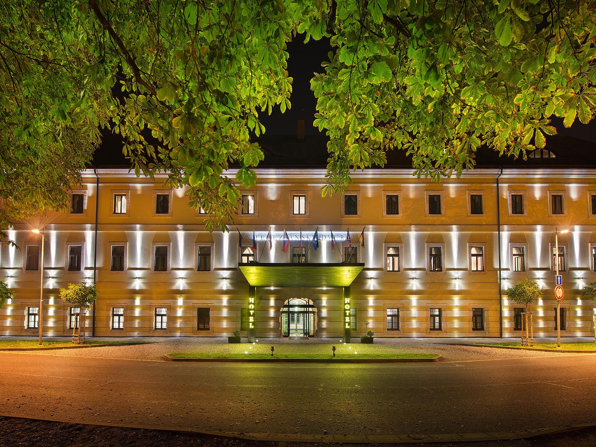 特雷萨杜瓦尔酒店 Hradec Králové 外观 照片