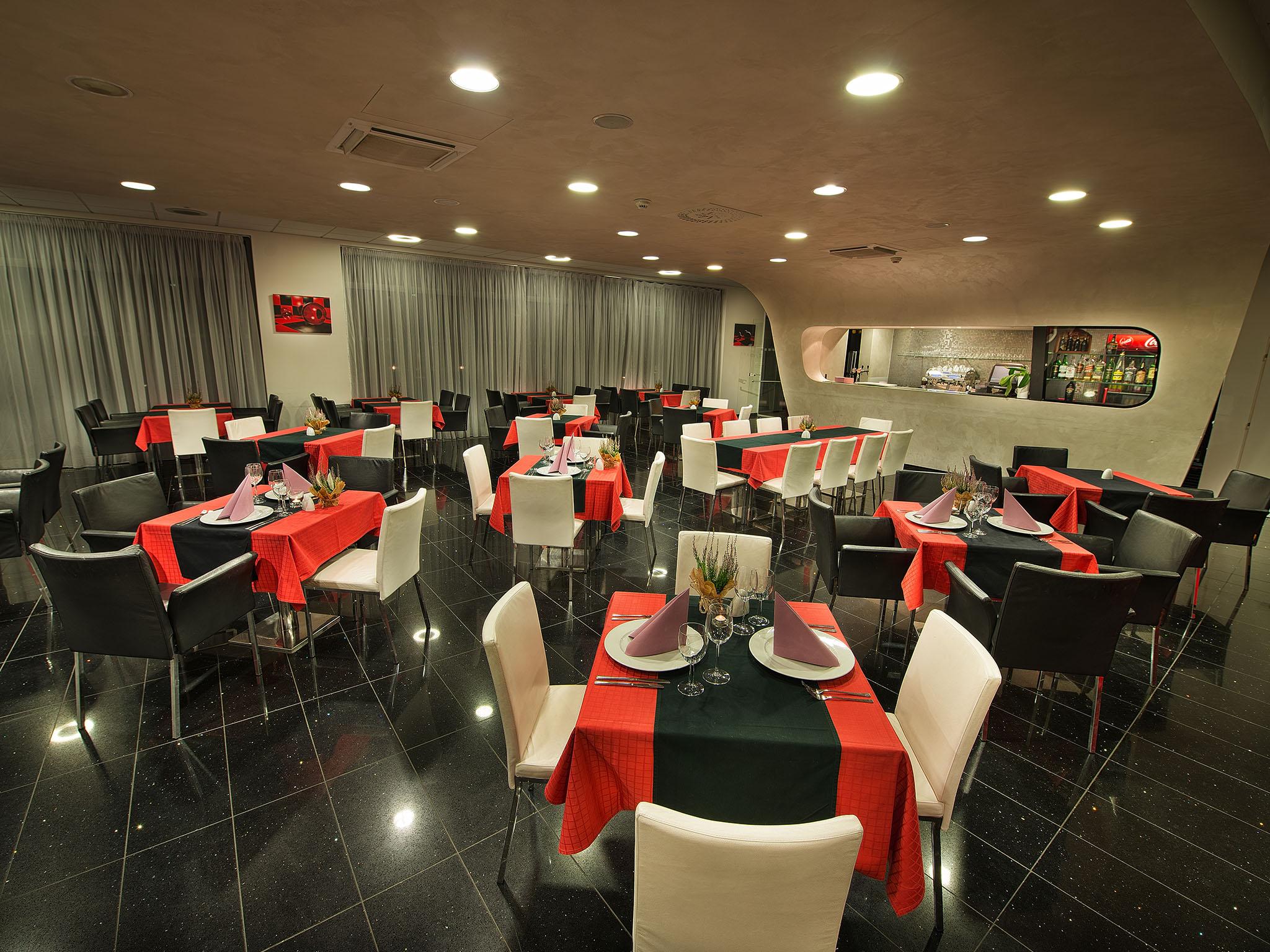 特雷萨杜瓦尔酒店 Hradec Králové 外观 照片