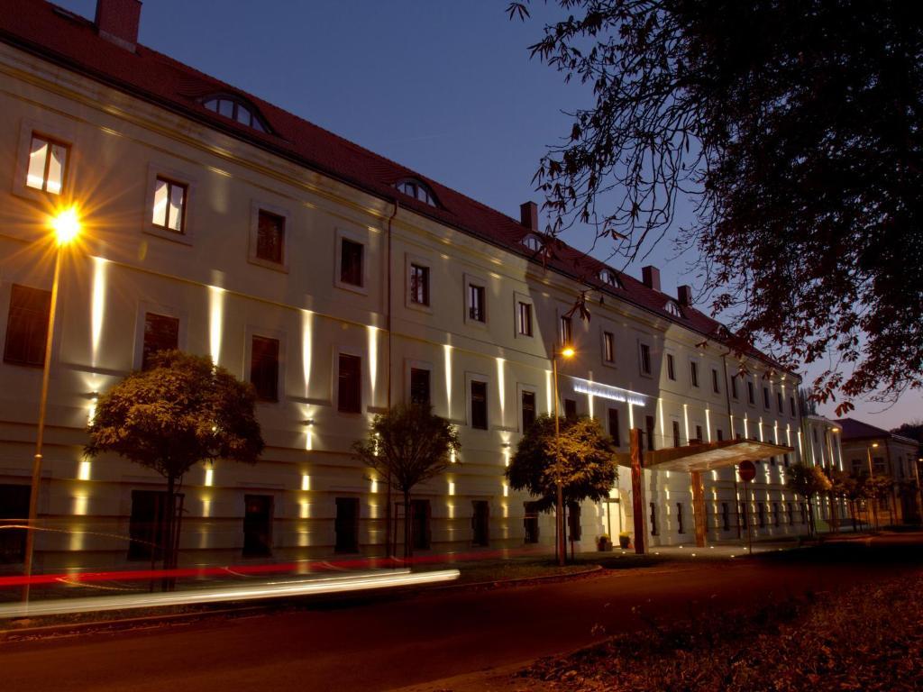 特雷萨杜瓦尔酒店 Hradec Králové 外观 照片